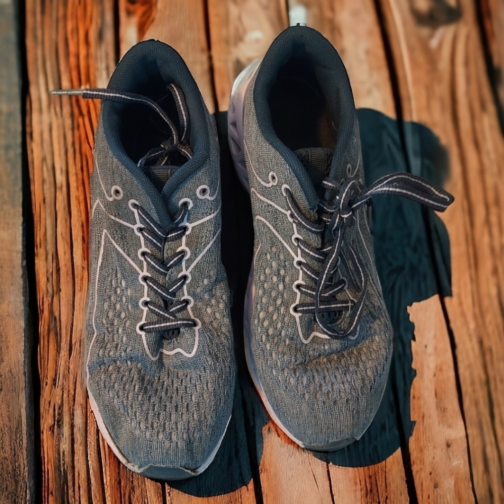 EUC Low top tennis shoes